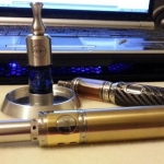 Poldiac with Kayfun mini in dripping mode. Nice vape ^^ Next to it is my trusty provari with a Kir Prive tank with LR XL Boge carto. On the set up plate, is the Z Atty Pro with the cobalt mini tank.