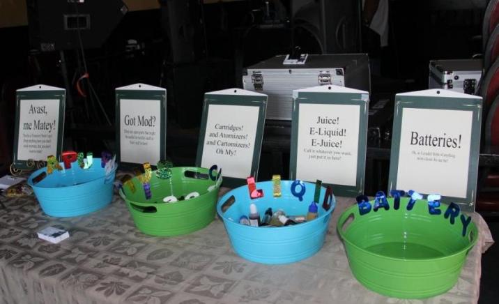 awwww   look how nice that table is set up thanks to TOOKIEDO AND MRS. TOOKIEDO
