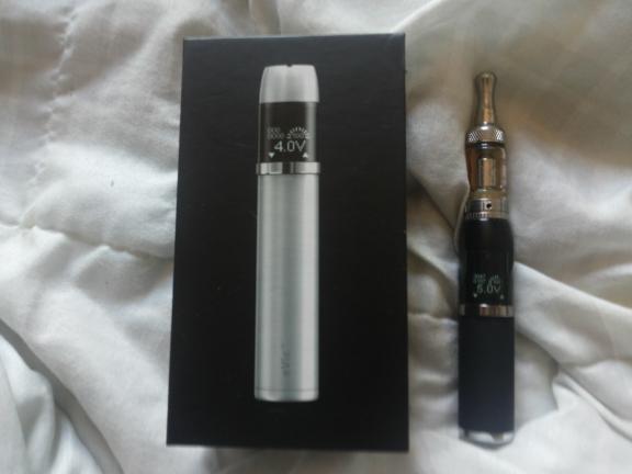I love them. I just love them. This is Nautilus Mini plus Evic Old School. This evic is kinda Gothic, no?
Anyway, I'm not gothic, but reticent. And i left my 18650 Samsung 2600mAh for the next one, who needs more than the Evic.