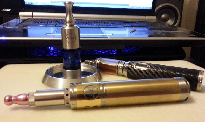 Poldiac with Kayfun mini in dripping mode. Nice vape ^^ Next to it is my trusty provari with a Kir Prive tank with LR XL Boge carto. On the set up plate, is the Z Atty Pro with the cobalt mini tank.