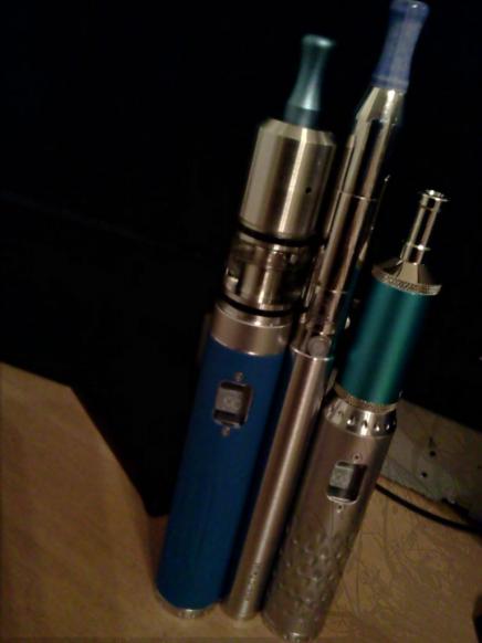Satin Blue ProVari with ZAP
Ego Twist with Steam Machine Gini
Daily Driver Satin Silver ProVari Mini (full of scratches and dings) with my modded Vivi Nova