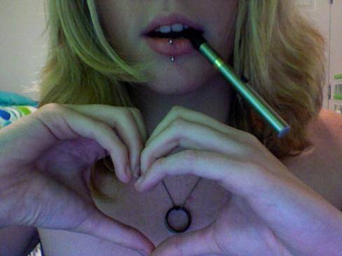 Throwin up hearts.