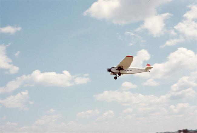 trimotor%20in%20flight