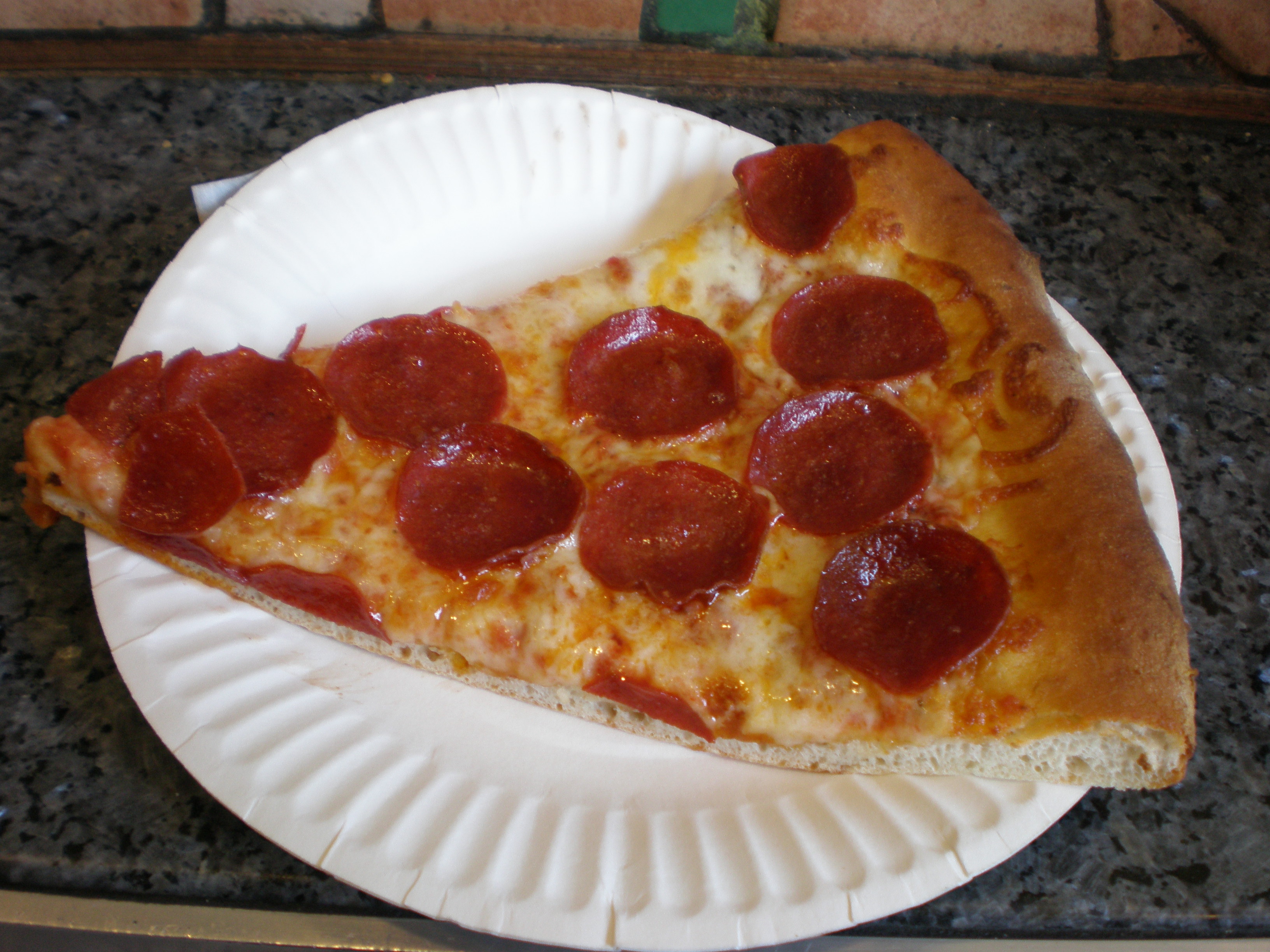 Blondie's_pepperoni_pizza_slice.JPG