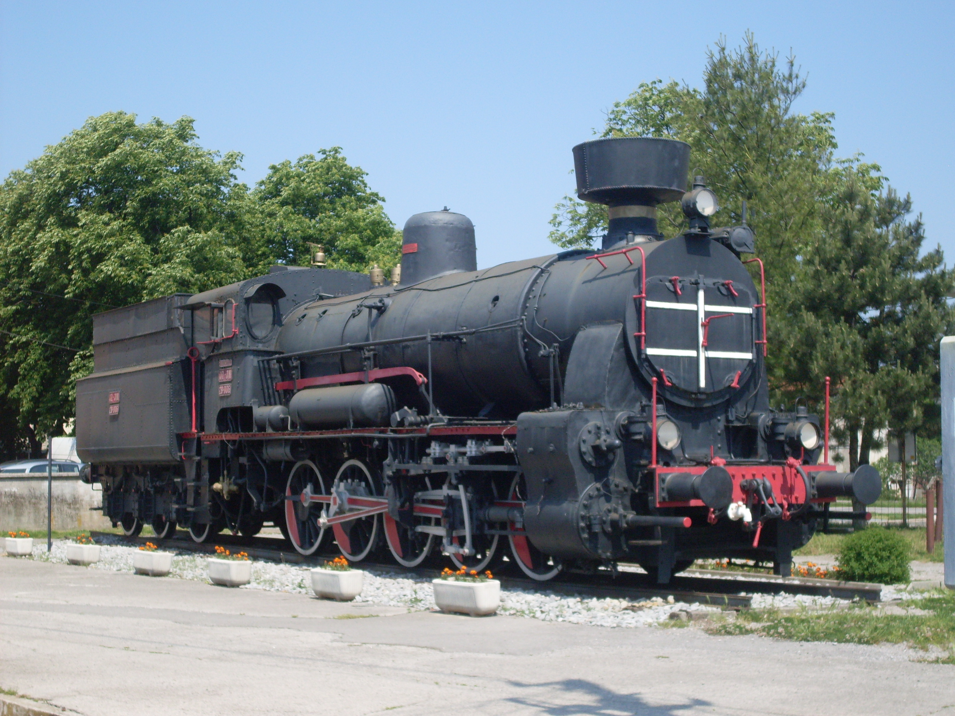 Divaca_train_station-steam_locomotive_JZ_28-006.jpg
