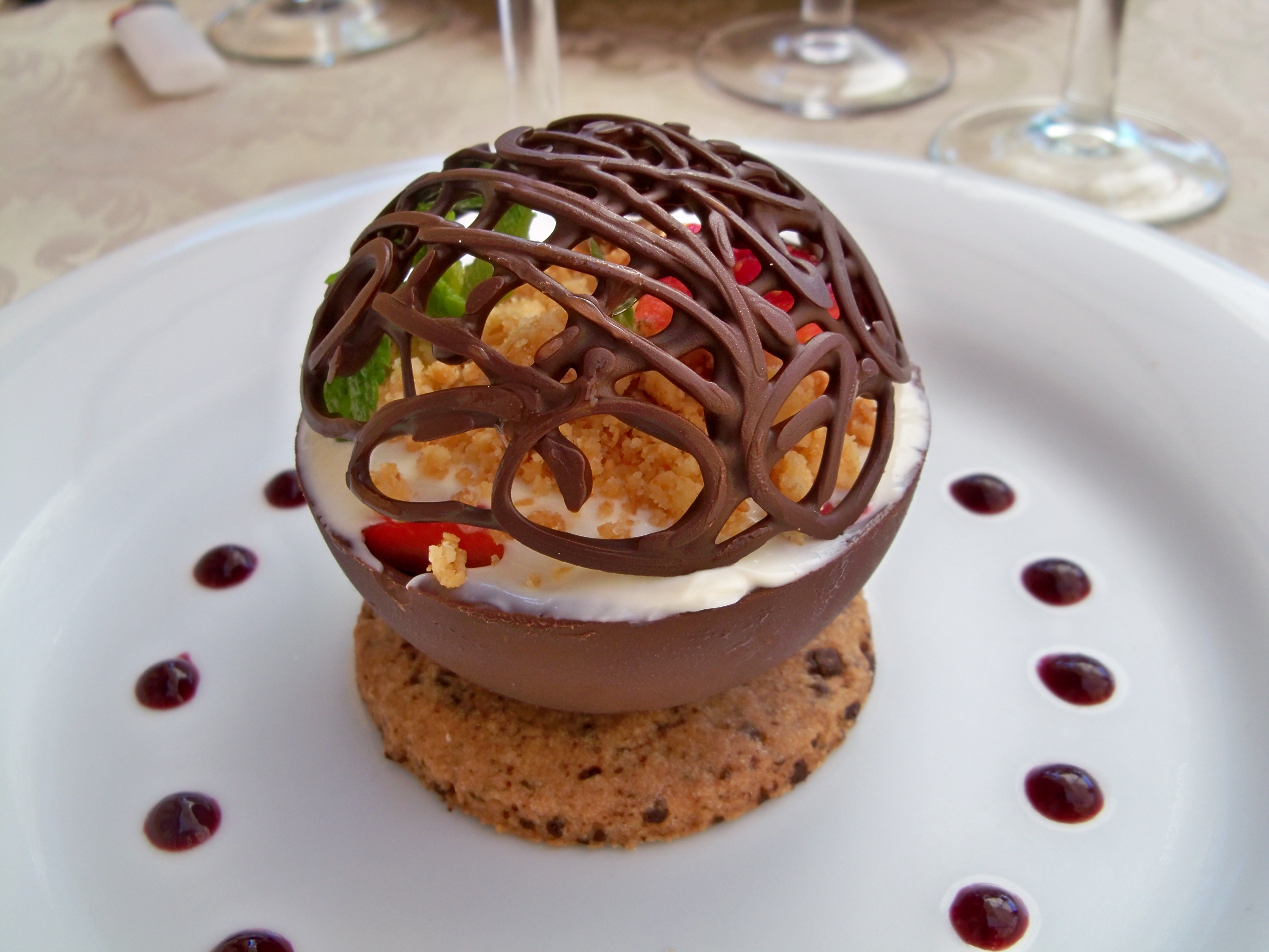 Boule_chocolat_au_crumble_de_fraises.jpg