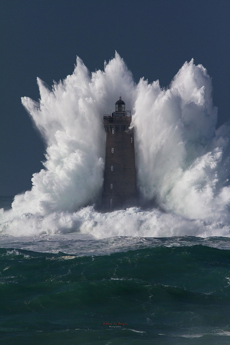 wave-crashes-lighthouse.jpg
