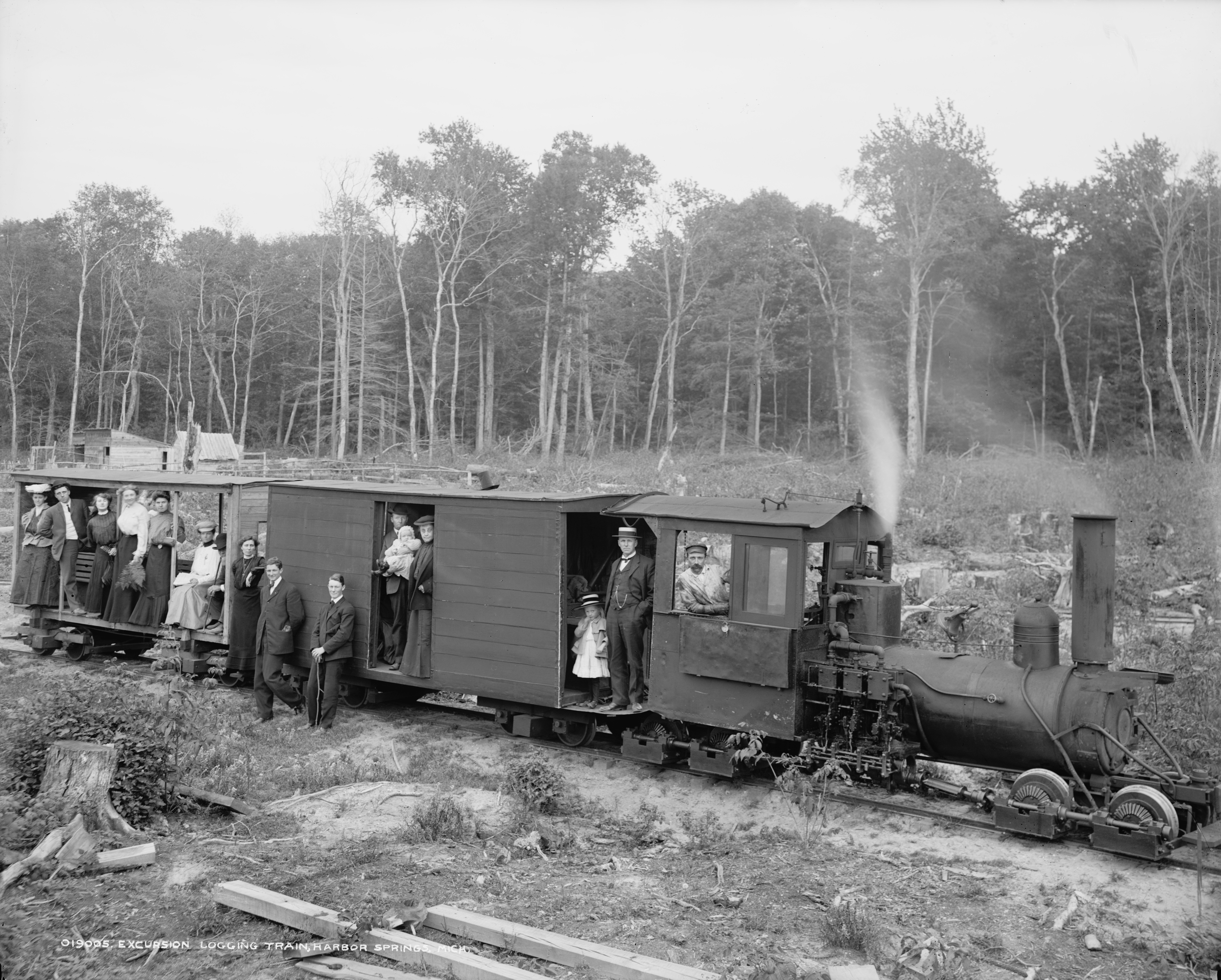 Excursion_logging_train_Harbor_Springs.jpg