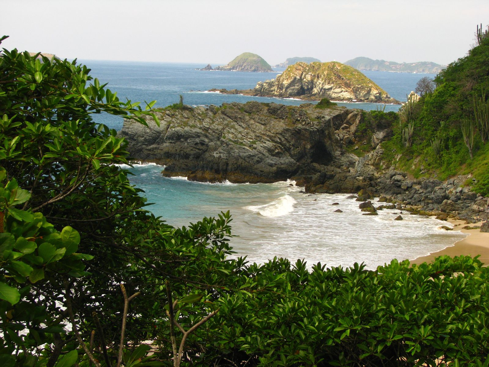 Beach_in_Ixtapa-Zihuatanejo,_Mexico.jpg