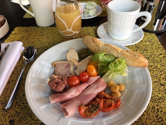 lovely-breakfast-outdoors.jpg