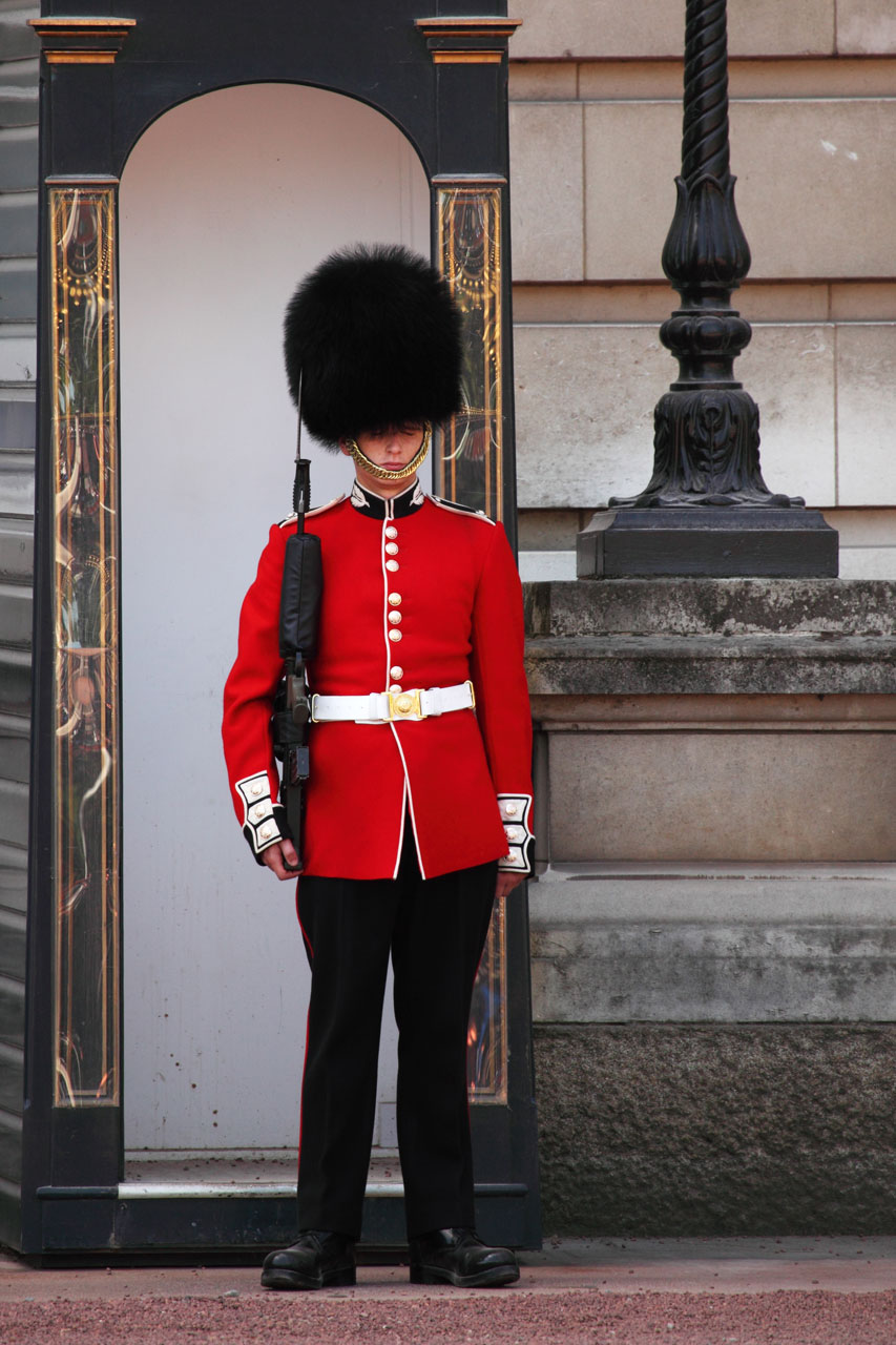 Buckingham-palace-guard-11279634947G5ru.jpg