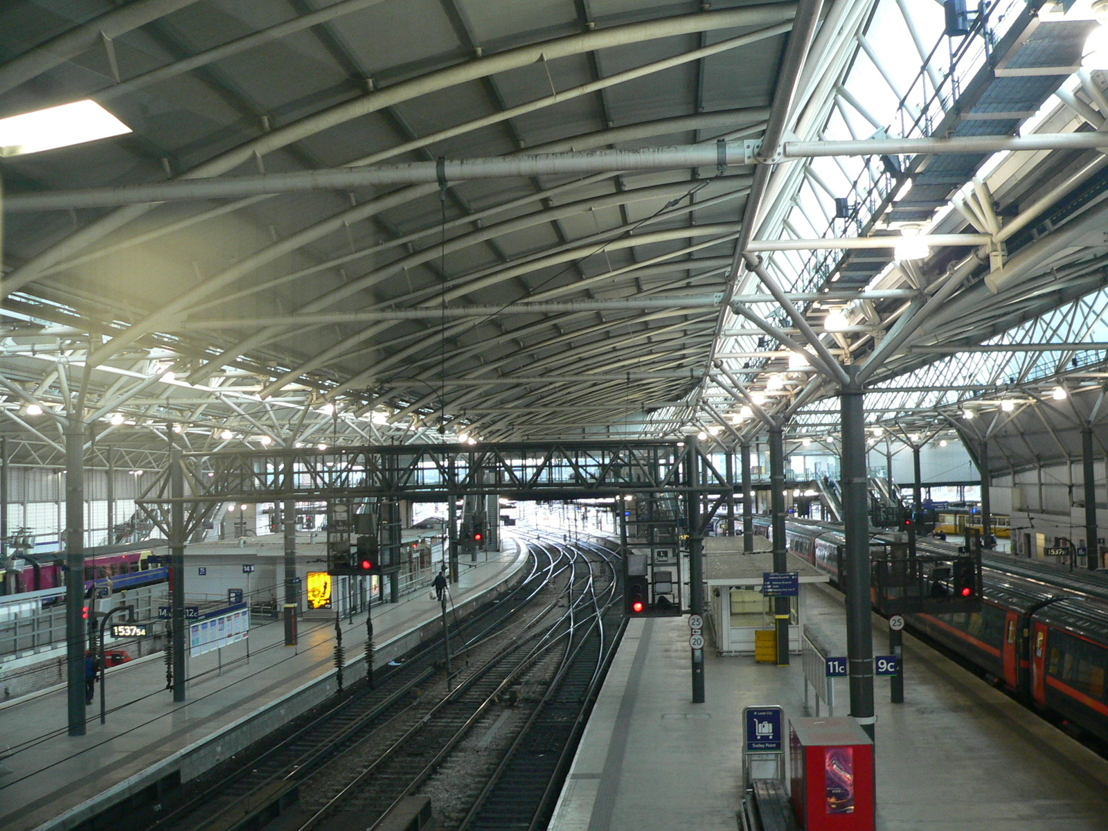Overview_of_Leeds_City_railway_station_04.jpg