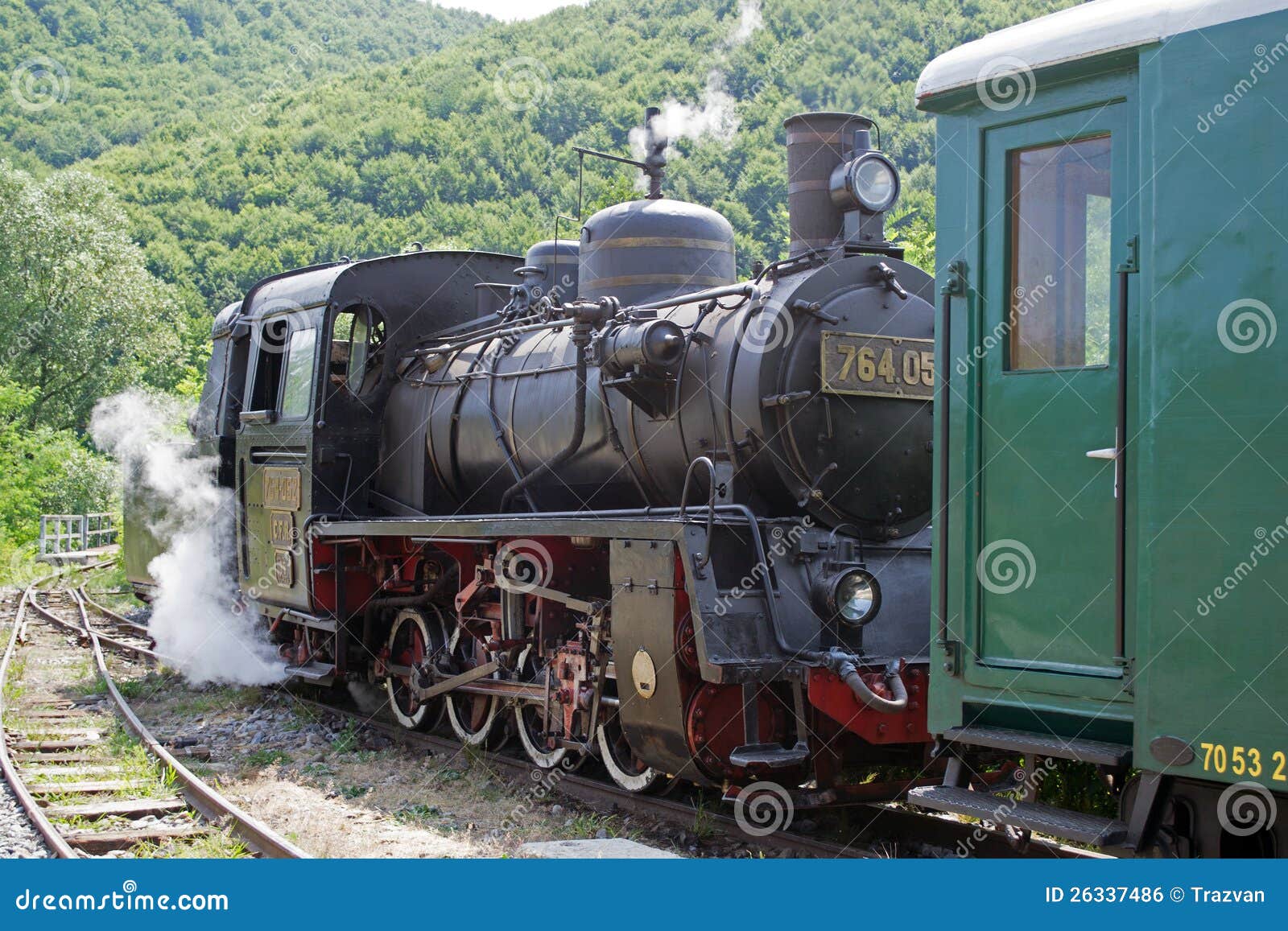 steam-engine-powered-train-26337486.jpg