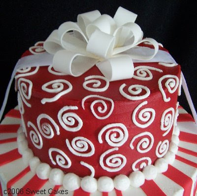 Web%252520L%252520-%252520Red%252520and%252520White%252520top%252520cake%252520close%252520up.jpg