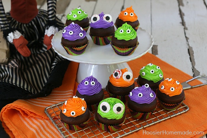Monster-Eye-Cupcakes-.jpg