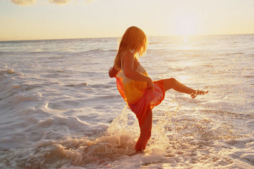 beach-beautiful-fun-girl-ocean-playing-Favim.com-91009.jpg
