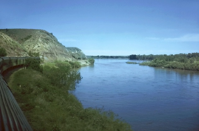 YellowstoneRiver64.jpg