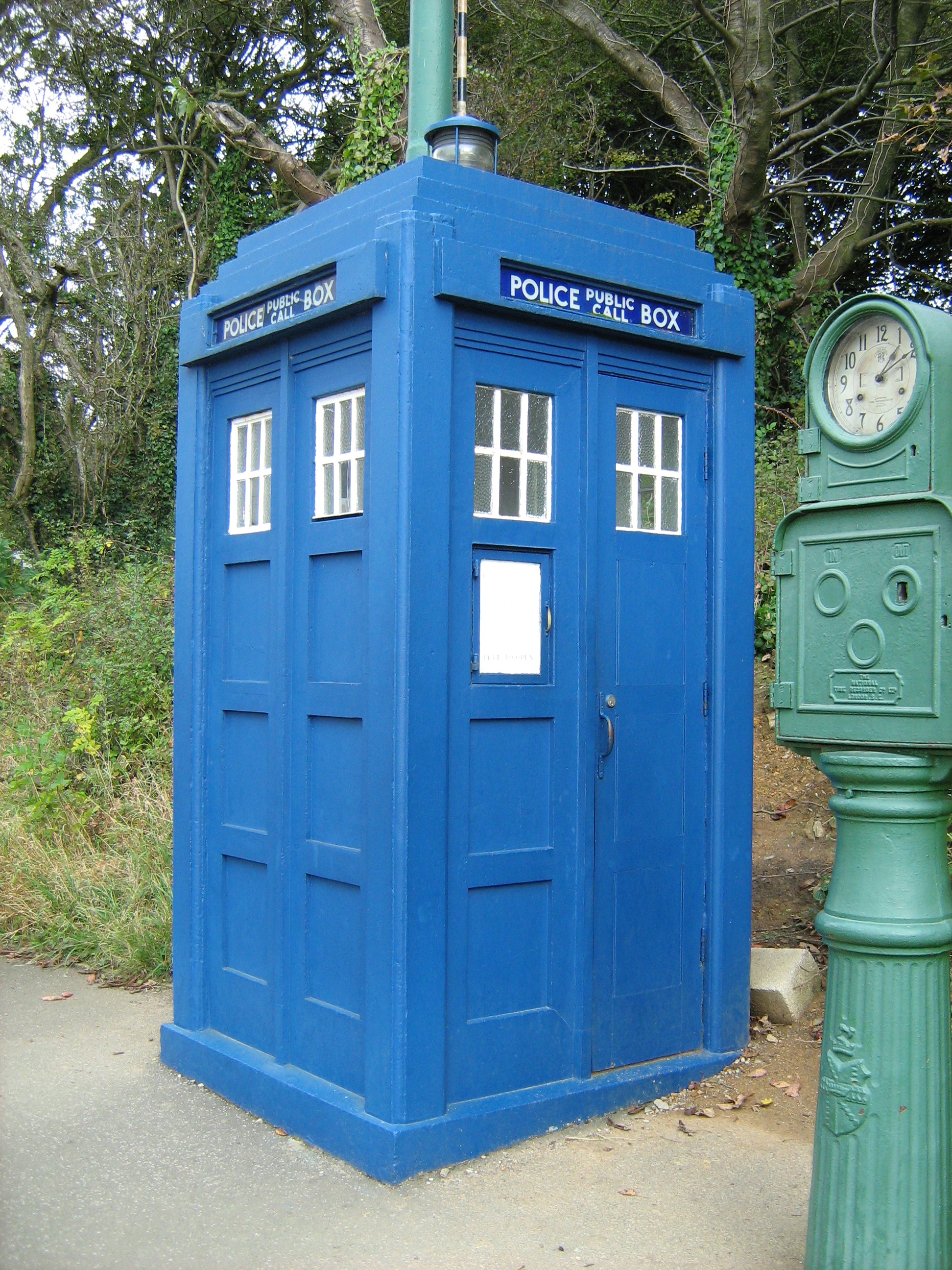 Tardis_Police_Box,_Crich_Tramway_Village.JPG