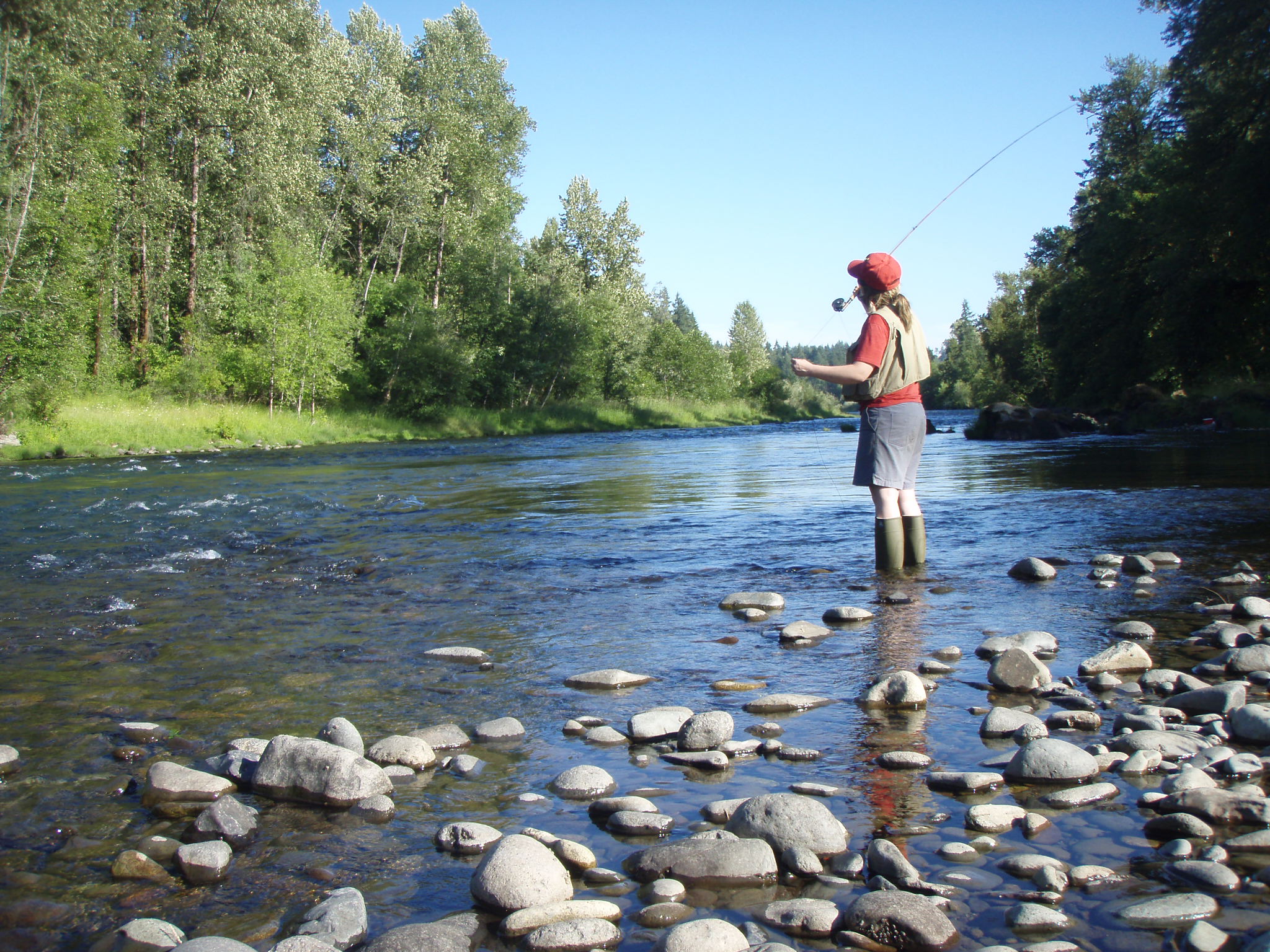 Fly_fishing_on_the_South_Santiam.jpg