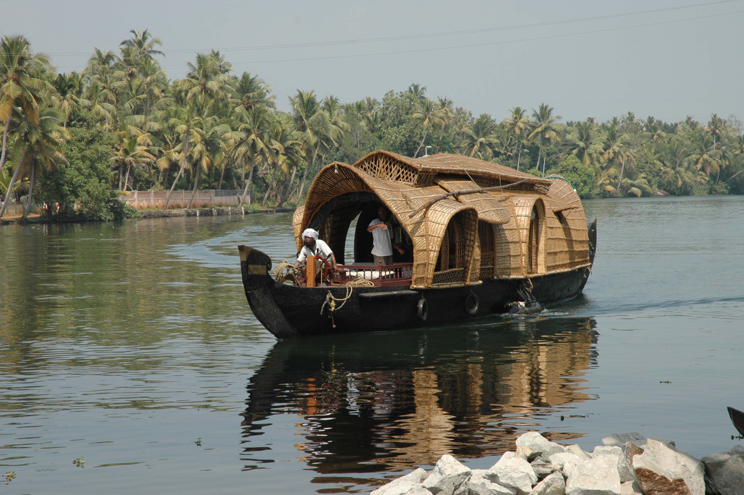 House_boat_1.JPG