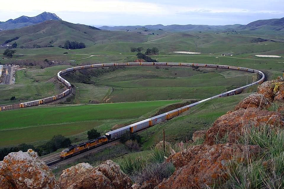 curve-snaking-train-.jpg