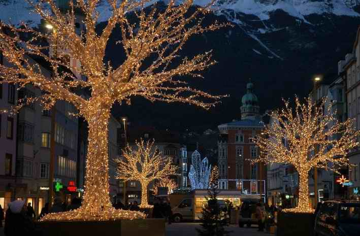 Giant-Tree-Rope-Light.jpg