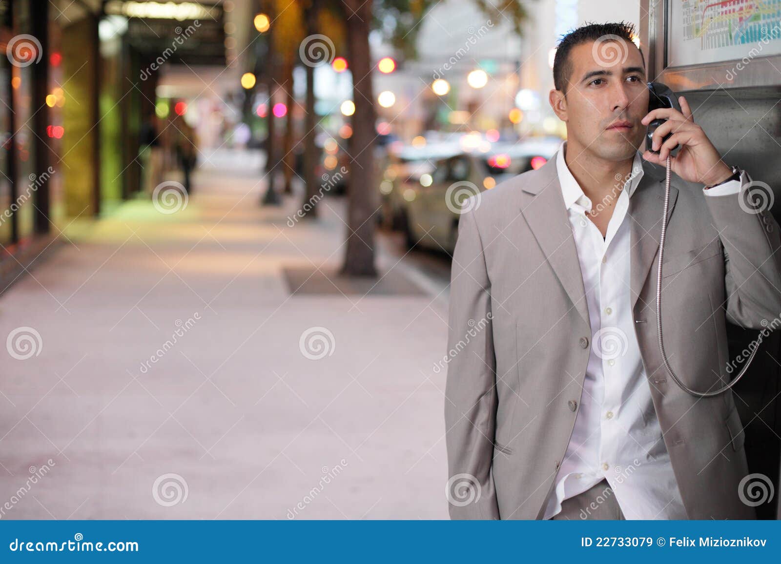 businessman-talking-payphone-22733079.jpg