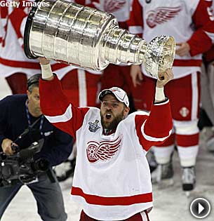 holmstrom_tomas_wings_celebrates_with_stanley_cup_scf08_300x315.jpg