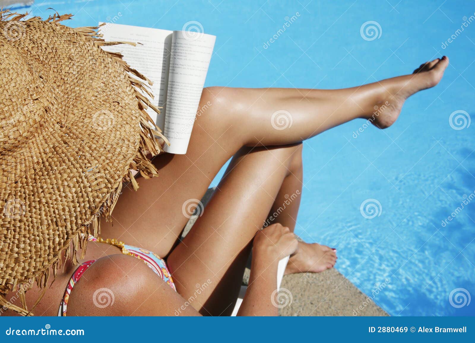woman-reading-pool-2880469.jpg