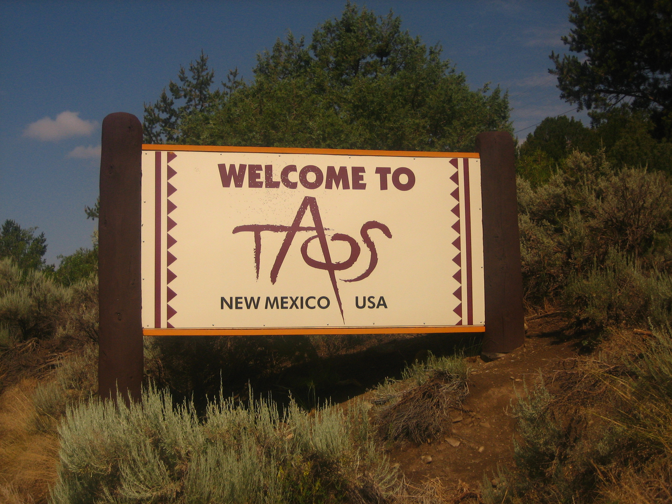 Taos,_NM,_emblem_Picture_1999.jpg