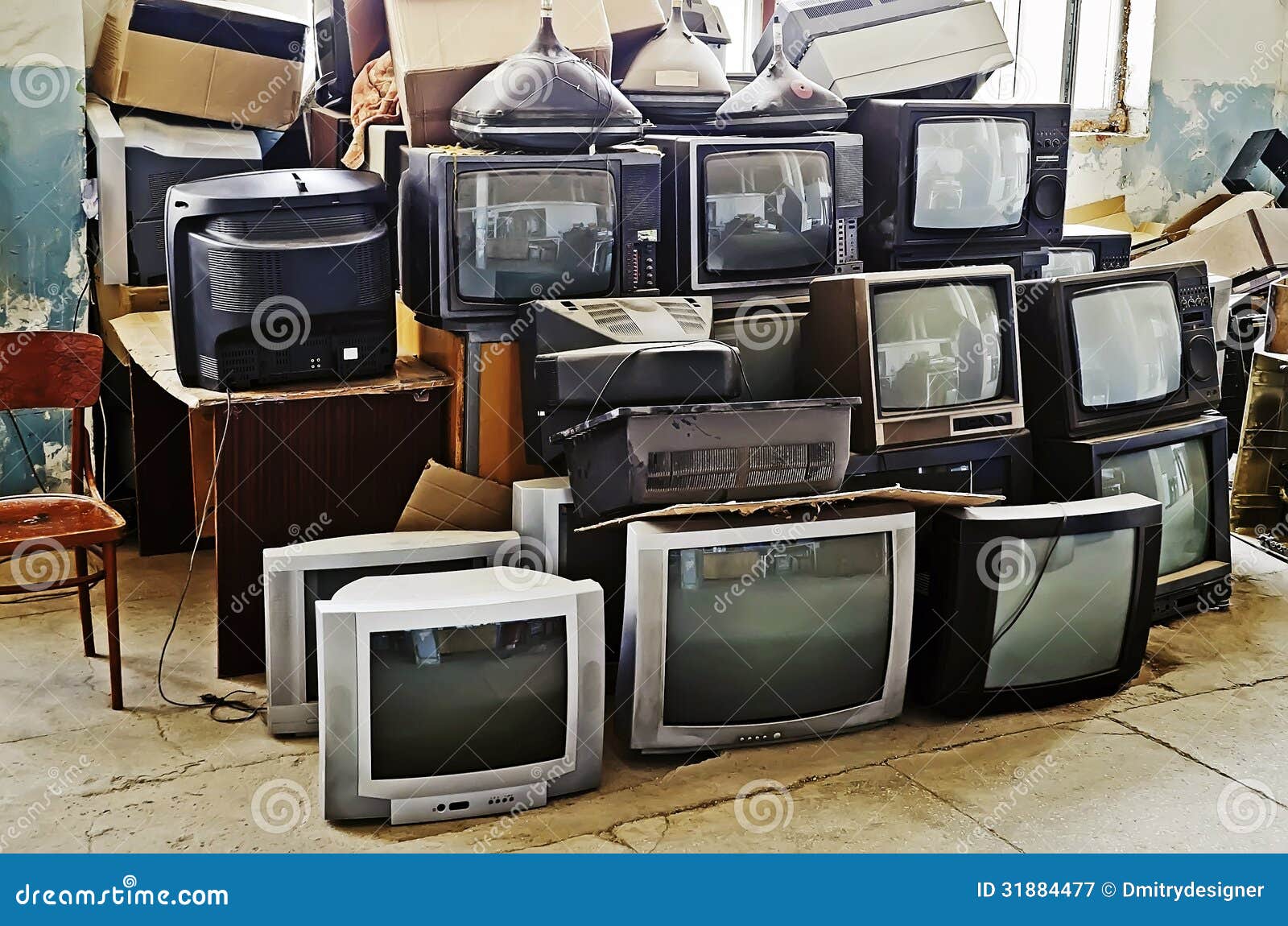 old-tvs-pile-non-working-close-up-31884477.jpg