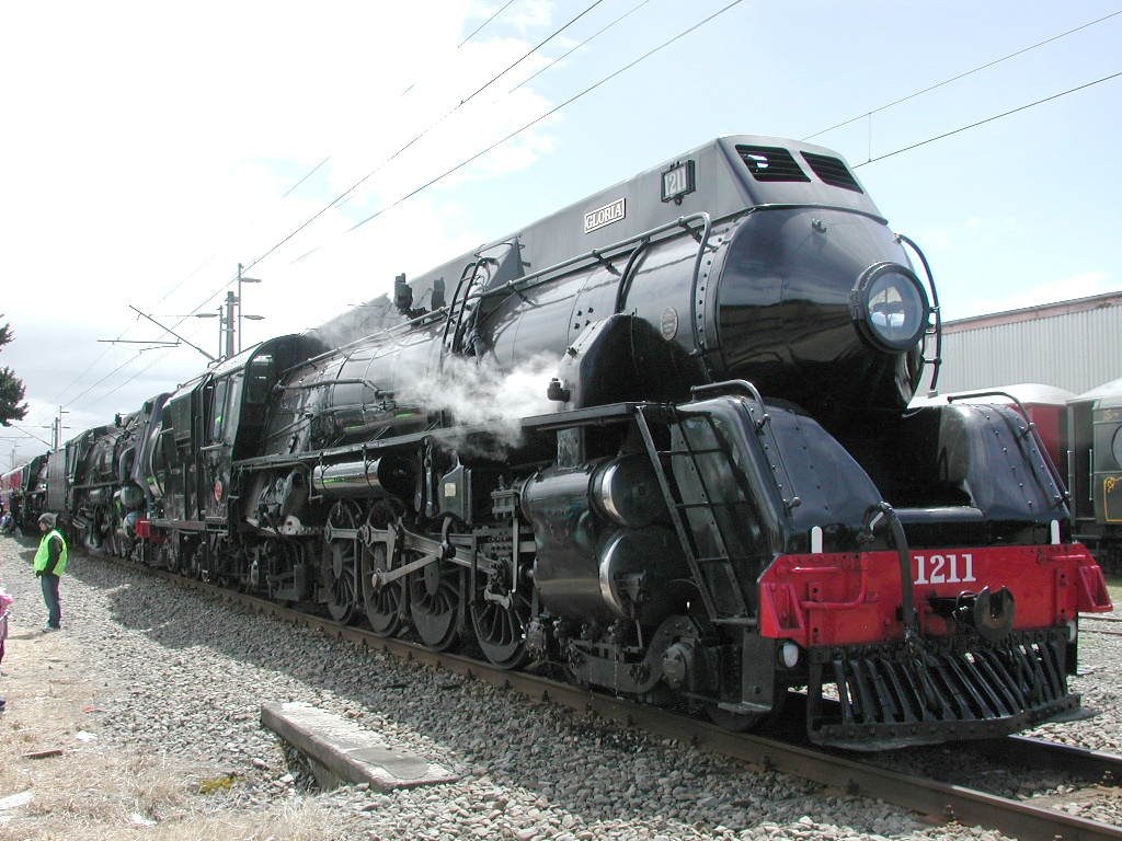 Locomotive_J_1211_front.jpg