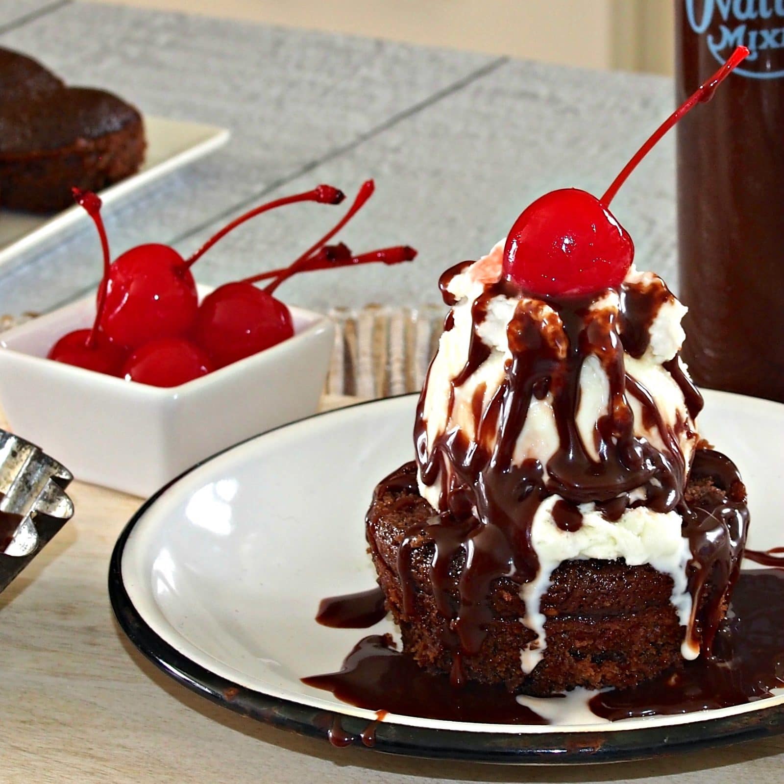 Hot-Fudge-Sundae-Cupcake-103aP4230103.jpg