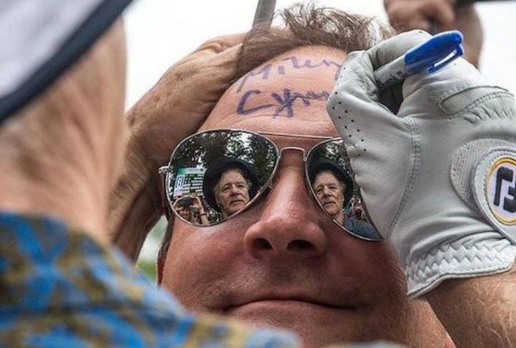 bill-murray-signs-miley-cyrus.jpg