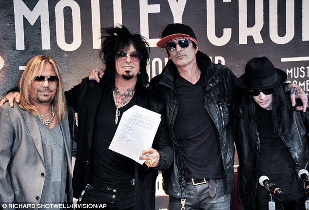 article-2547691-1B0A2DD500000578-265_634x431.jpg