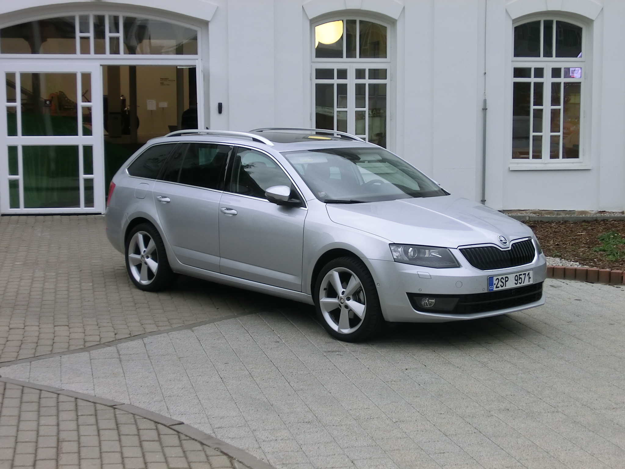 %C5%A0koda_Octavia_Combi_III_a.JPG