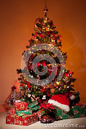 christmas-tree-gifts-lights-17537414.jpg