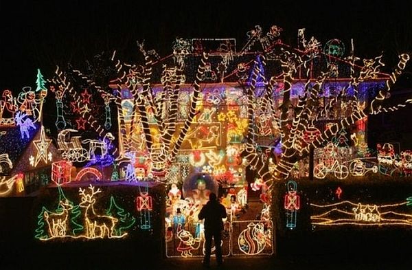 Outdoor-Christmas-Decorating-Ideas-with-Full-Light-Unique.jpg