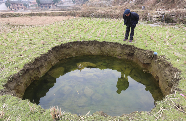 sinkhole-apocalypse-Lianyuan-city.jpg