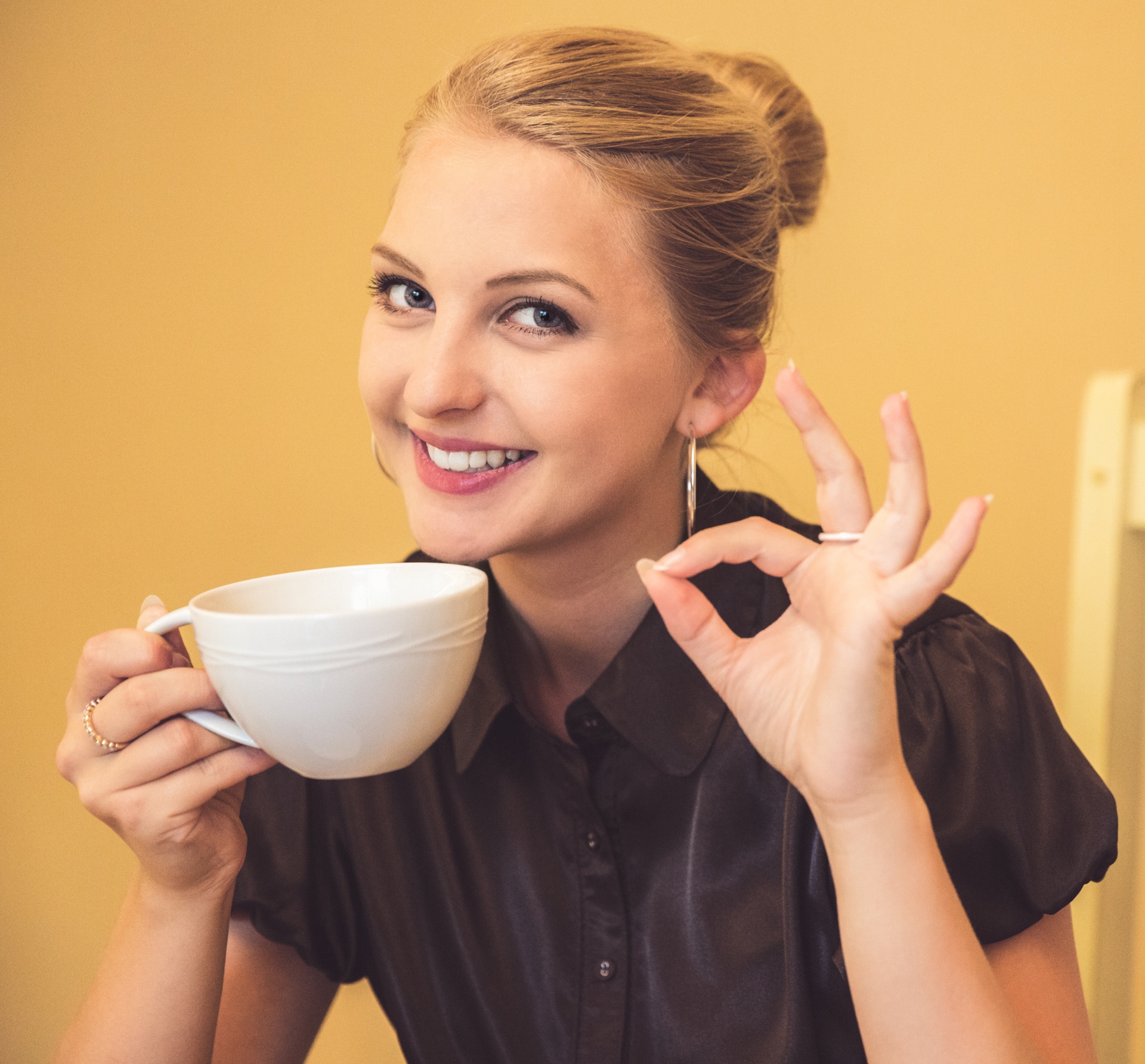 woman-with-coffee-1557828816sIl.jpg