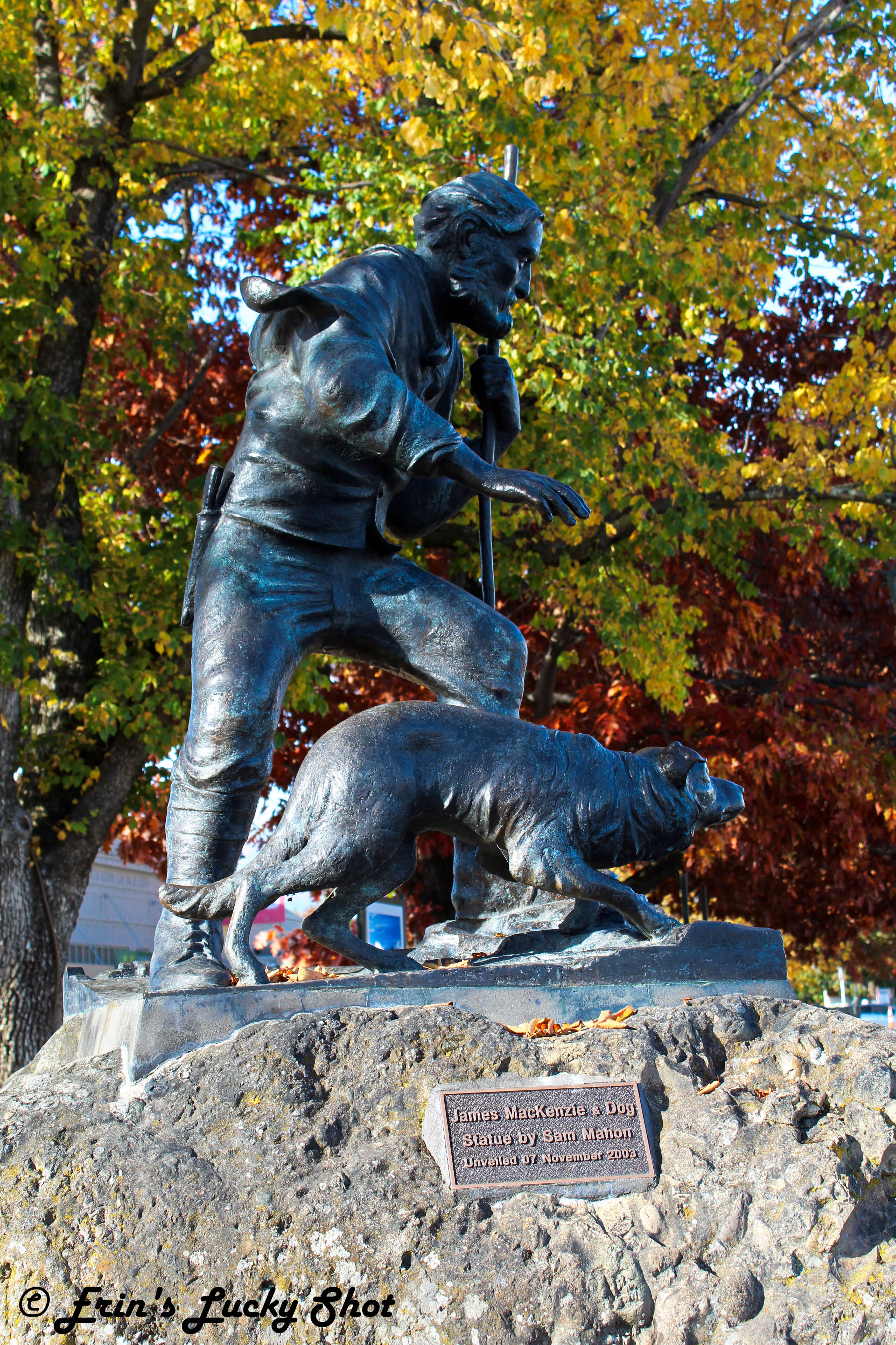 Fairlie-statue-of-Mackenzie-and-Friday.jpg