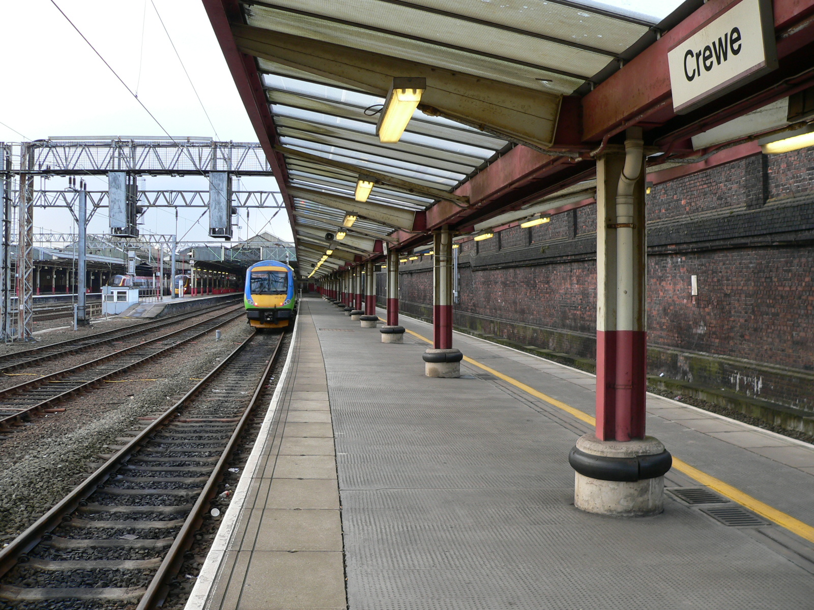 Platform_2_at_Crewe_railway_station.jpg
