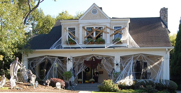 Halloween-haunted-house-decoration.jpg