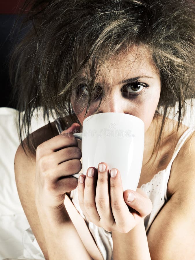 coffee-bed-girl-messy-hair-cup-48848501.jpg