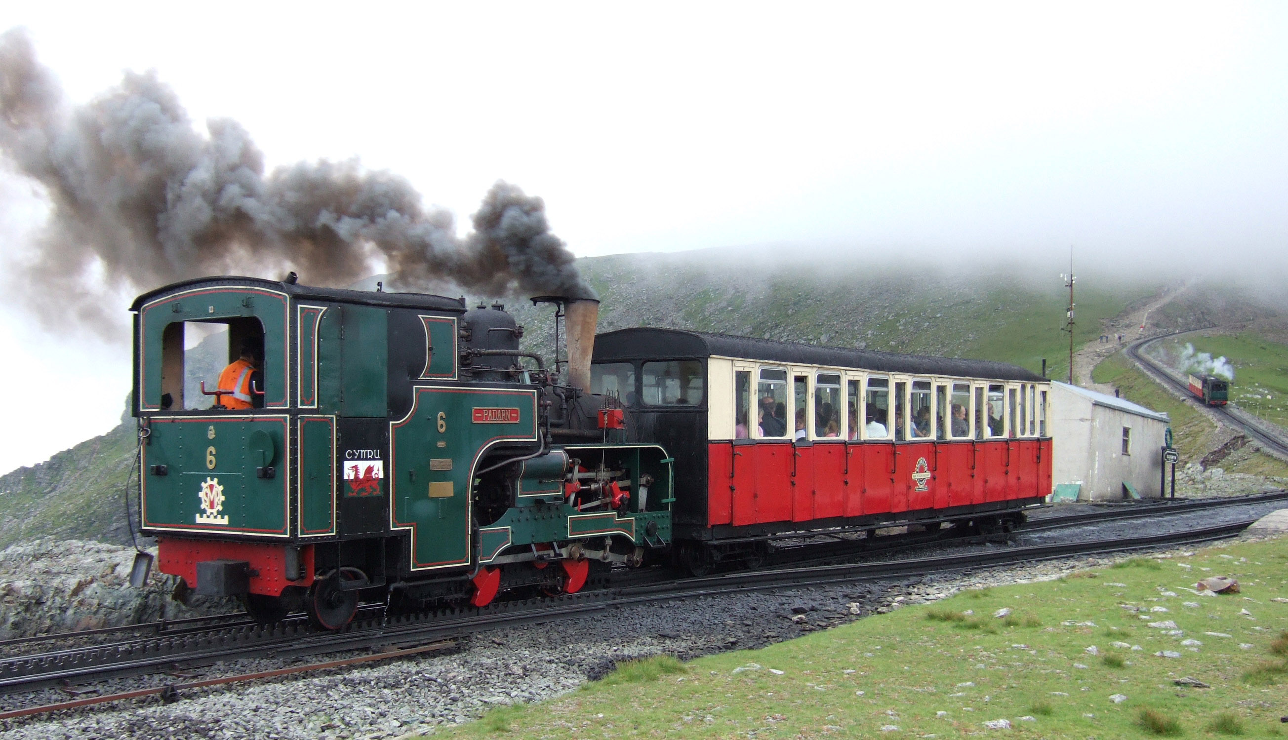 SMR_trains_pass_at_Clogwyn_05-07-19_21.jpeg
