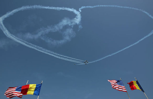 amazing_air_show_by_the_us_air_force_640_07.jpg