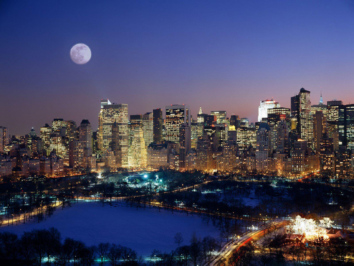 Moon_over_Manhattan_New_Yor.jpg