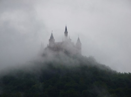 castle-foggy-gloomy-place-scary-Favim.com-75958.jpg