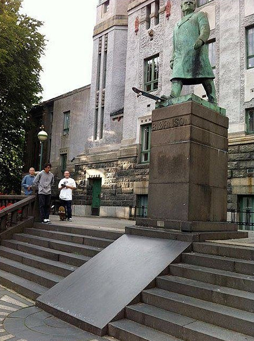 statue-skater.jpg