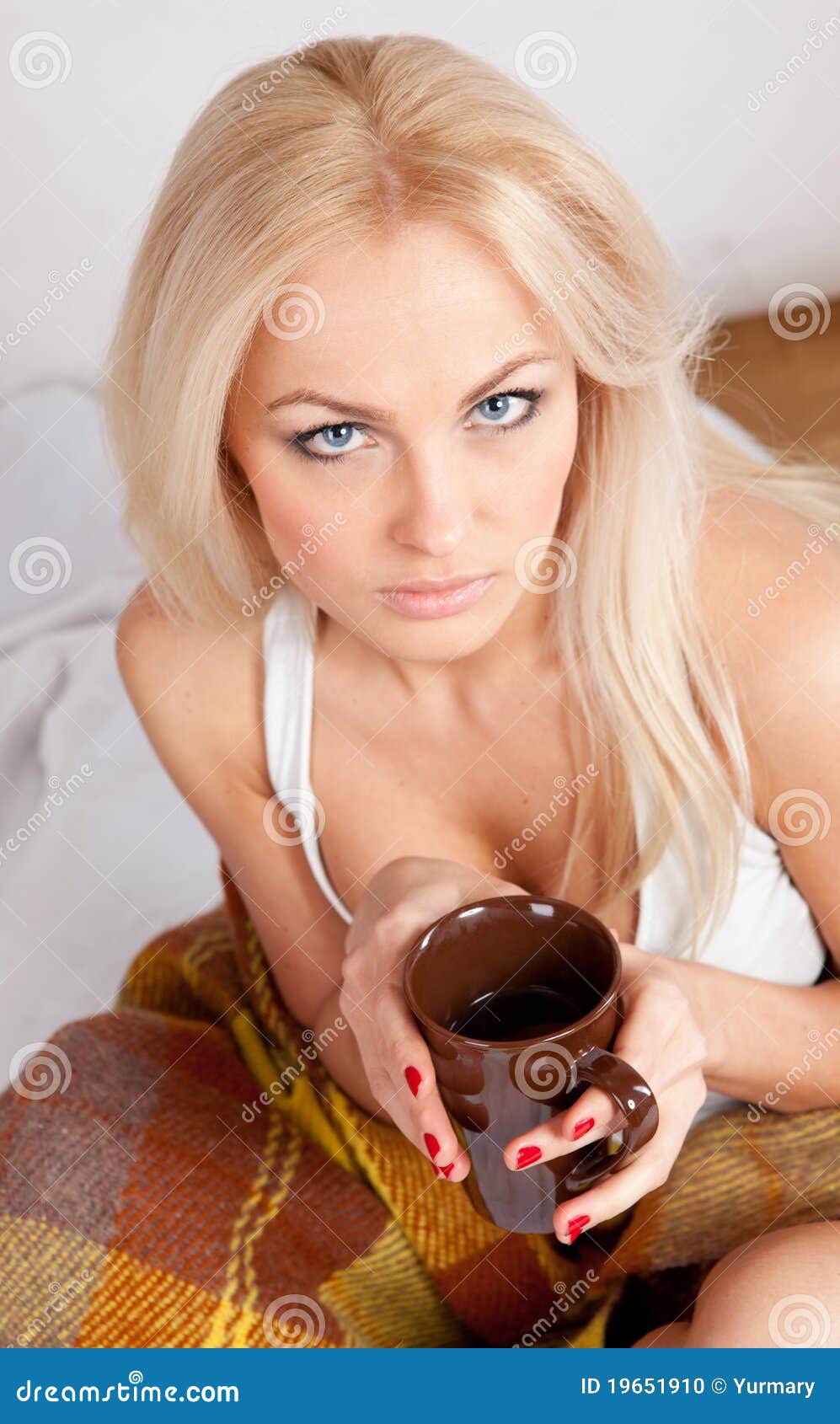 beautiful-blonde-drinking-coffee-bed-19651910.jpg